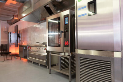 Sprzęt gastronomiczny na lata. Jak rozpoznać dobrą inwestycję?